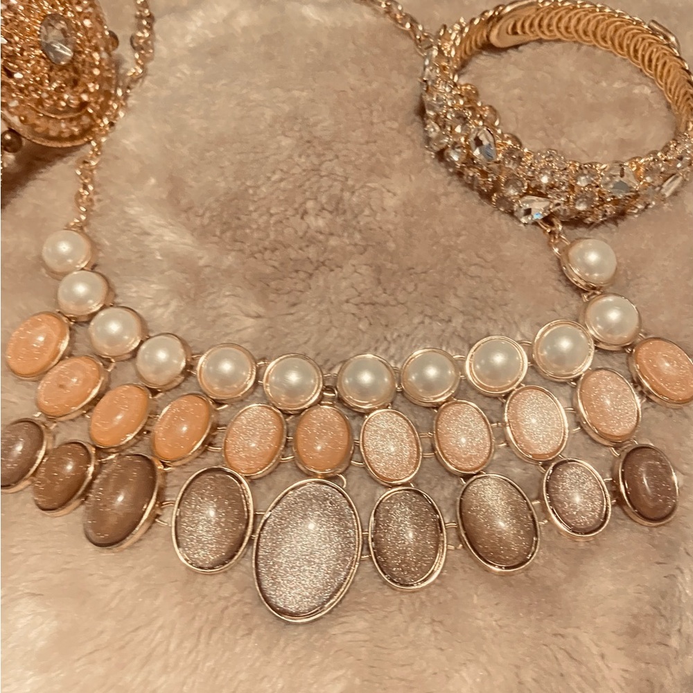 Elegant Gold and Cream Necklace Set